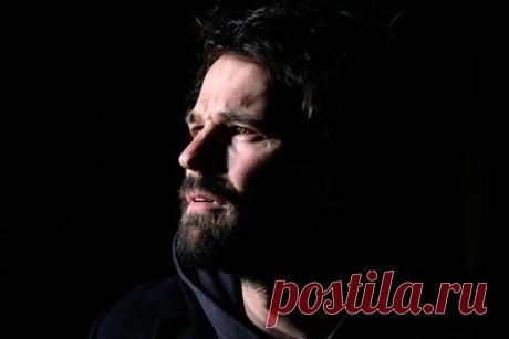 Минкульт России призвали отменить спектакли с участием Козловского. Депутаты Госдумы потребовали от Минкульта РФ отменить предстоящие спектакли с участием актера Данилы Козловского. По словам политического деятеля Дмитрия Гусева, совсем скоро в России начнут снимать фильмы о специальной военной операции, где артист исполнит главные роли, получит гонорар и уедет в Америку тратить его.