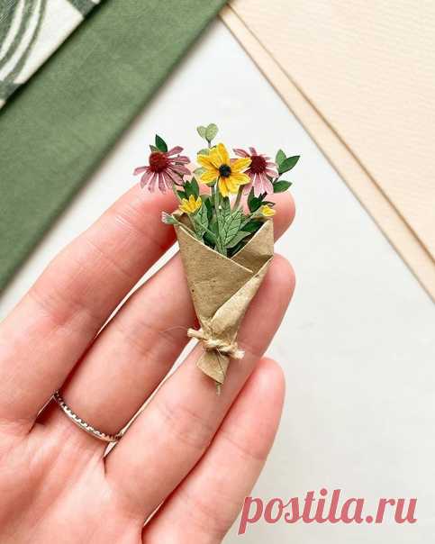 Какая красота 😊 
Автор: lissova_craft 
 
Татьяна Лиссова — художница, которая создаёт трёхмерные бумажные растения. В своём инстаграме она выкладывает фотографии и видео со своего рабочего места, инструменты и материалы (местного производства), а ещё этапы создания работ. Её крошечные ромашки, чертополохи, маки и другие цветы и растения перенесены на открытки, наклейки и картины.