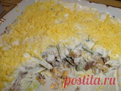 Салат из куриного филе, свежих огурцов и консервированных шампиньонов