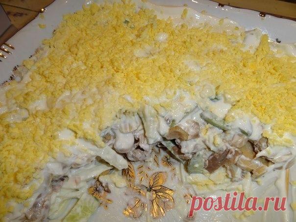 Салат из куриного филе, свежих огурцов и консервированных шампиньонов