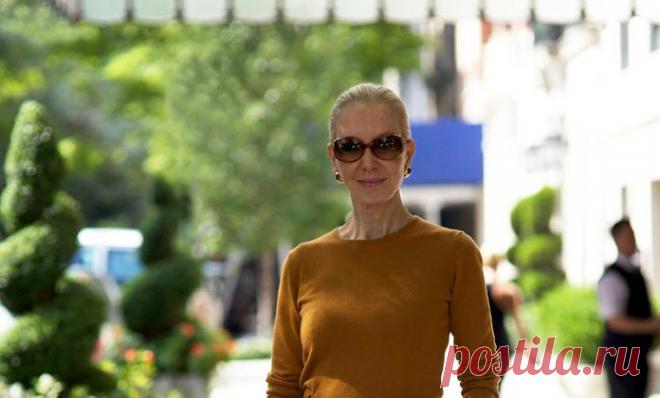 А всё изменилось. Бабушки нынче другие. Бабушки хотят жить на полную, хотят отрываться, хотят заниматься спортом и ходить по бьюти-салонам. Сейчас женщина лет в 50 – это женщина в квадрате. Всю жизнь она носилась между работой, детьми и мужем, еле успевала ногти красить. Но вот дети выросли, муж прилег на диване, ему вообще ничего не надо. А женщина – о, женщина как раз и начинает жить. Энергии у нее полно, в отличие от протухшего мужа. Ее хватит и на внуков, и на тусовки, и на путешествия. И…