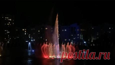 Сбер подарил Орлу умный светомузыкальный фонтан. Сбер 25 апреля открыл в историческом центре Орла умный светомузыкальный фонтан, сообщает пресс-служба банка. Комплекс, выполненный в виде крыльев орла, установлен на подвижной плавающей платформе у слияния Оки и Орлика. Фонтанный комплекс ...