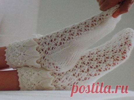Ажурные носочки вязаные спицами, описание и схема по ссылке:    https://ok.ru/group57243447525427