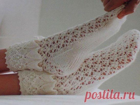 Ажурные носочки вязаные спицами, описание и схема по ссылке:    http://ok.ru/group57243447525427