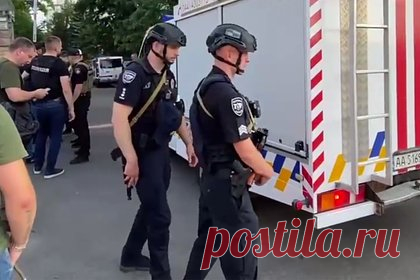 Стало известно о начале штурма суда в Киеве. В Шевченковском районном суде Киева прозвучал еще один взрыв, спецназ начал штурм здания. Отмечается, что предпринявший попытку побега из-под стражи бывший боец украинского добровольческого батальона «Сич» Игорь Гуменюк заперся в комнате конвоиров, а из суда вынесли двух человек на носилках.