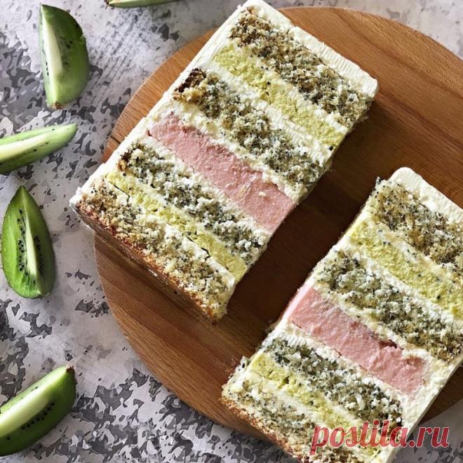 Рецепт Торт мак-клубника-киви Торт «мак-клубника-киви» с очень нежной начинкой! Ингредиенты. для: бисквит: мука 203 ГРАММ, сахар 195 ГРАММ, мак 50 ГРАММ, яйца 3 ШТ., молоко 128 ГРАММ, сливочное масло 48 ГРАММ, разрыхлитель 10...