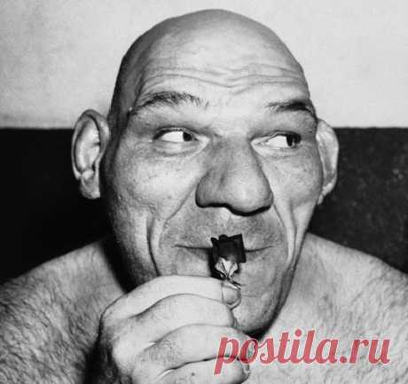 Люди с «отрицательной» кровью: чем они отличаются от «положительных» В медицинской практике человеческая кровь разделяется на 4 группы и 2 вида резус-фактора. Считается, что самая распространенная группа – II, и 85% населения планеты обладает положительным резус-фактором. Чем же отличаются люди, у которых кровь отрицательная?