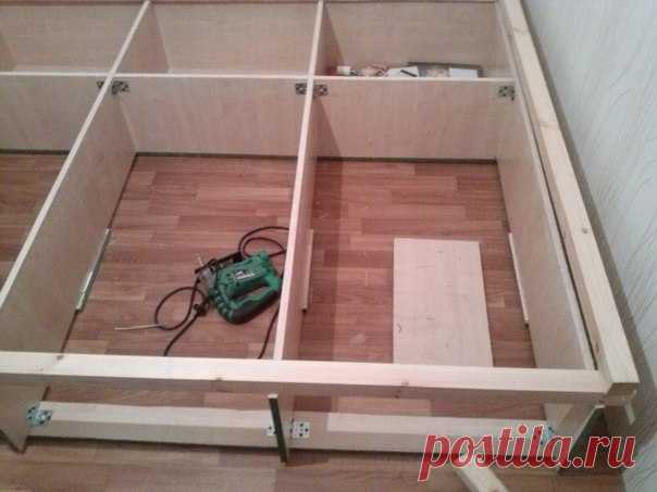 Угловая кровать с выдвижными ящиками своими руками
