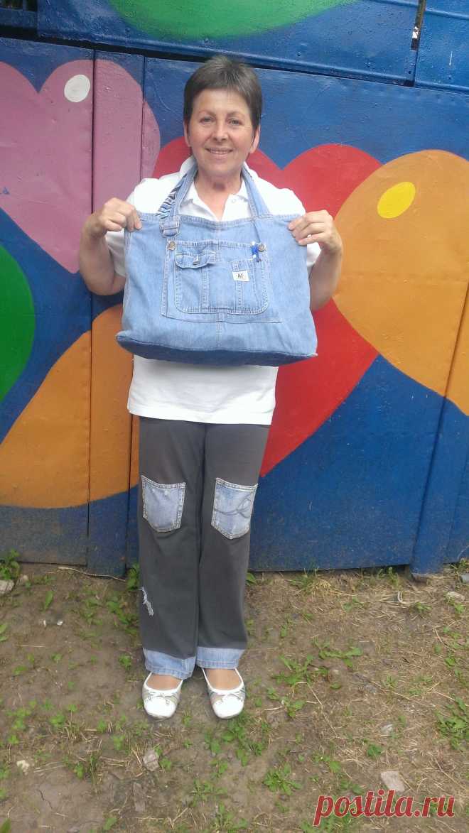 Сумка - из старого джинсового комбинезона дочери.