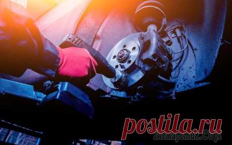 Как самостоятельно оценить износ тормозных колодок и дисков? В перерывах между плановыми ТО за состоянием тормозной системы должен следить владелец машины. Оценить износ тормозных колодок и дисков (барабанов) сможет любой, главное не лениться. У большинства авт...