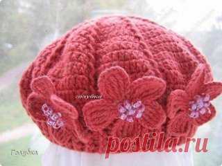 Берет крючком с рельефными столбиками. От Голубки
Автор мастер класса-Голубка 
Будем вязать из этих ниток, я их очень люблю. Крючок №3. На окружность головы 48см.
Т.к. мы будем вязать берет с рельефными столбиками, напомню как они вяжутся.
Эти столбики называют еще вогнутыми и выпуклыми. Фотографии из журнала (Вяжем для детей. Крючок №3 2002г.)
Делаем 6 в.п и замыкаем в кольцо соединительным столбиком.
1 ряд 12 столбиков с накидом (включая подъемный 3 в.п.)
2 ряд 24 столбика с накидом
3 ряд в к