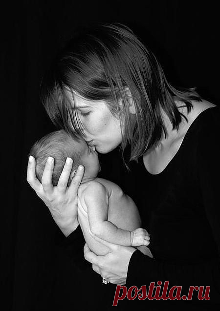 За день до своего рождения ребёнок спросил у Бога:
- Я не знаю, зачем я иду в этот мир. Что я должен делать?
Бог ответил:
- Я подарю тебе ангела, который всегда будет рядом с тобой. Он всё тебе объяснит.
- Но как я пойму его, ведь я не знаю его язык?
- Ангел будет учить тебя своему языку. Он будет охранять тебя от всех бед.
- Как и когда я должен вернуться к тебе?
- Твой ангел скажет тебе всё.
- А как зовут моего ангела?
- Неважно как его зовут, у него много имён. Ты будешь называть