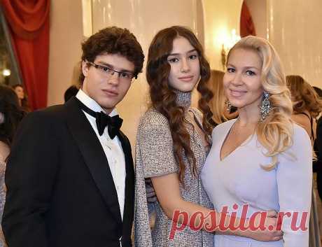 Антон и Дина Немцовы  с мамой