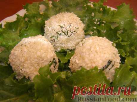 Рецепт: Салат-закуска из сыра с кунжутом и маслинами на RussianFood.com