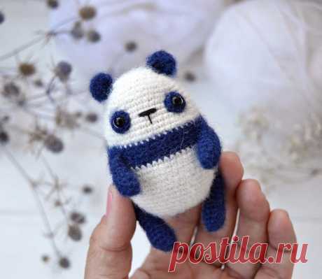 PDF Малыш Панда крючком. FREE crochet pattern; Аmigurumi animal patterns. Амигуруми схемы и описания на русском. Вязаные игрушки и поделки своими руками #amimore - Панда, медведь, маленький медвежонок, мишка.