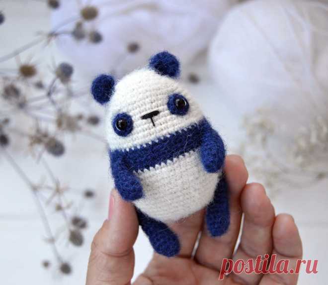 PDF Малыш Панда крючком. FREE crochet pattern; Аmigurumi animal patterns. Амигуруми схемы и описания на русском. Вязаные игрушки и поделки своими руками #amimore - Панда, медведь, маленький медвежонок, мишка.