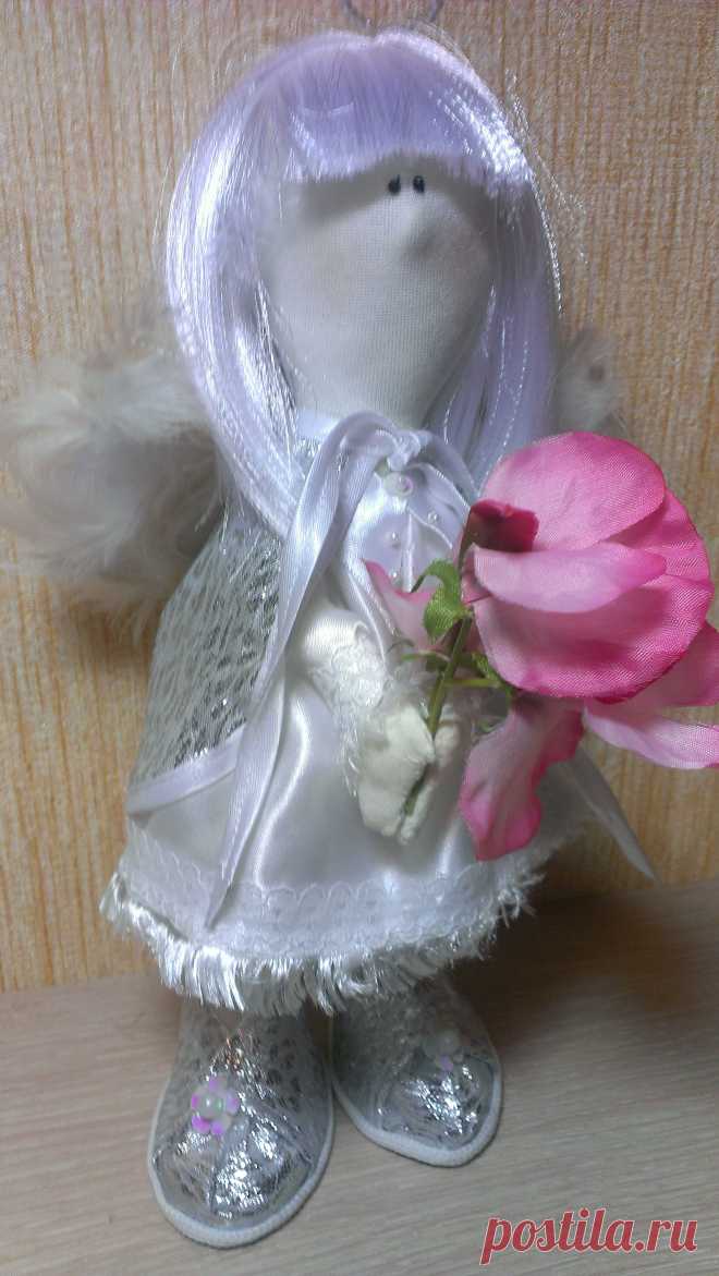 Платьице и штанишки сшиты из атласа. Накидка и ботиночки- из парчи.