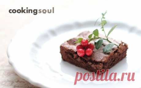 Брауни или рецепт шоколадного счастья | CookingSoul.ru Что такое брауни? Это шоколадное счастье! Не верите? А вы приготовьте и тогда все сомнения утонут в аромате шоколада и его тягучей сладости брауни. Что-то среднее между печеньем и кексом, брауни давным-давно завоевало Новый свет. 

брауни Анна Тарасенко
