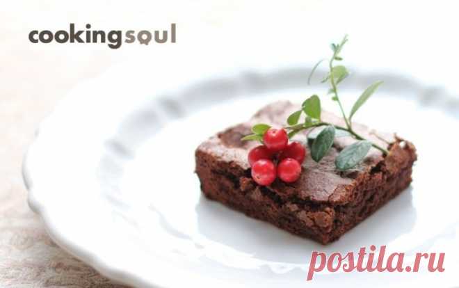Брауни или рецепт шоколадного счастья | CookingSoul.ru Что такое брауни? Это шоколадное счастье! Не верите? А вы приготовьте и тогда все сомнения утонут в аромате шоколада и его тягучей сладости брауни. Что-то среднее между печеньем и кексом, брауни давным-давно завоевало Новый свет. 

брауни Анна Тарасенко