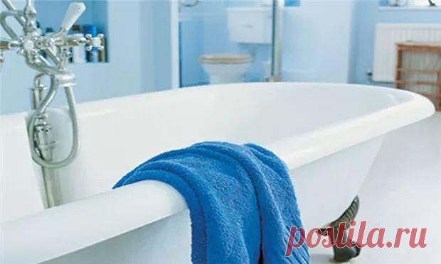 Как сделать ванну белоснежной!! 
 Берите на заметку

Делюсь с вами очень простым способом!! 
Отмыть ванну от ржавчины и налетов не составит труда даже молодой хозяйке. Кaк? Дa oчeнь прoстo! 

Потребуются: 
кальцинированная сода, 
питьевая сода, 
отбеливатель, 
уксус 

1. Смешайте по 2 ст.л. кальцинированной и питьевой соды и натрите влажную ванну этой смесью. 
2. Через 5-10 минут возьмите 50 г уксуса и 50 г отбеливателя. Не смывая первый чистящий слой, нанесите поверх него...