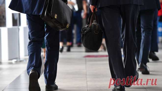 Покинувших Россию адвокатов захотели лишать статуса. Правительство РФ предложило лишать статуса адвокатов, покинувших Россию. Кабмин планирует внести соответствующую поправку в закон "Об адвокатуре", пишет "Коммерсантъ". По информации издания, статуса адвокатов не будут ...