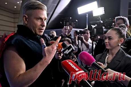 Участник экстремального шоу на ТНТ пожаловался на плохое питание. Участник экстремального шоу на ТНТ «Выжить в Самарканде», певец Митя Фомин рассказал о трудностях на проекте. «Для жизни нет ничего. И юрту, чтобы переночевать, надо было самим построить. Питание скудное, настоящий детокс: плошка риса, чуть-чуть сухофруктов и орешков, немного овощей», — заявил он.