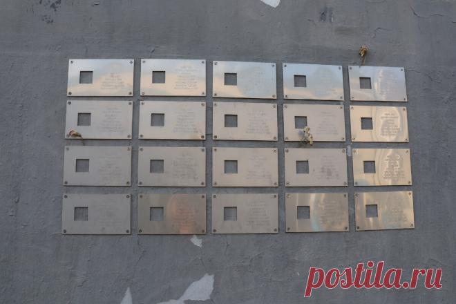 Что за странные таблички можно увидеть на домах Москвы и Петербурга: проект «Последний адрес»  19 июня 2011 г. 16:50
За несколько лет в России появились уже более сотни памятников репрессированным.