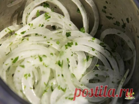 Маринованный лучок для шашлыка, салатов и просто с хлебушком покушать.
Ингредиенты:
4-5 луковиц
2-3 зубчика чеснока
2-3 ст.л. уксуса
5 ст.л. растительного масла
2-3 ч.л. сахара
лавровый лист
перец черный
сухая зелень петрушки и укропа
соль по вкусу
Приготовление:
Лук нарезаем кольцами или полукольцами
Складываем нарезанный лучок в гламурную посудку
Добавляем сухую зелень петрушки и укропа
Далее лавровый лист
Следом сахар
Перец (соль по - вкусу)
Заливаем уксусом
Хорошенько ...