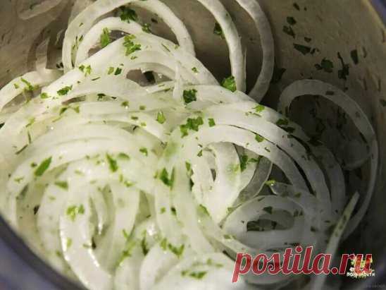Маринованный лучок для шашлыка, салатов и просто с хлебушком покушать.
Ингредиенты:
4-5 луковиц
2-3 зубчика чеснока
2-3 ст.л. уксуса
5 ст.л. растительного масла
2-3 ч.л. сахара
лавровый лист
перец черный
сухая зелень петрушки и укропа
соль по вкусу
Приготовление:
Лук нарезаем кольцами или полукольцами
Складываем нарезанный лучок в гламурную посудку
Добавляем сухую зелень петрушки и укропа
Далее лавровый лист
Следом сахар
Перец (соль по - вкусу)
Заливаем уксусом
Хорошенько ...