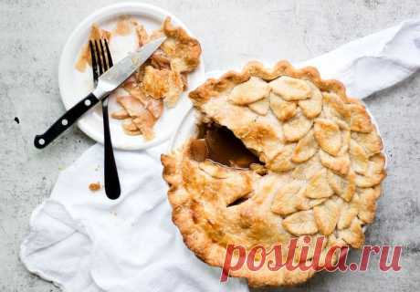 Яблочный пирог с карамелью - рецепт американского Apple pie

Яблочный пирог — один из самых популярных вариантов сладкой выпечки в мире. Такие пироги готовились еще в средние века, и до сих пор кондитеры ведут споры, где же именно родина яблочного пирога — в России, во Франции или все-таки в Америке. Именно этот рецепт считается классическим американским — Apple pie, и является одним из национальных символов, особенно для штата Виргиния.