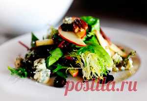 Салат с яблоками, орехами и голубым сыром: Рецепт №1