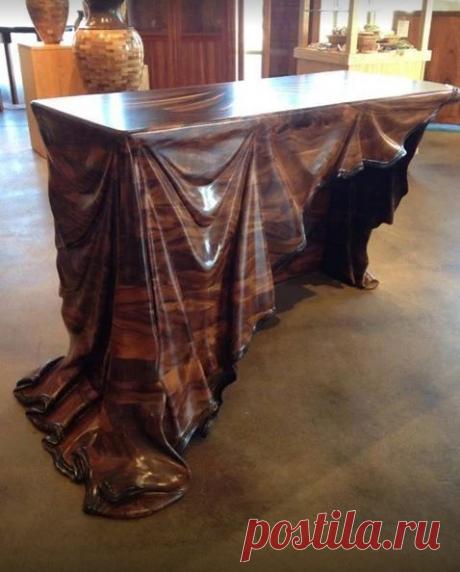 Стол вырезан из цельного куска дерева