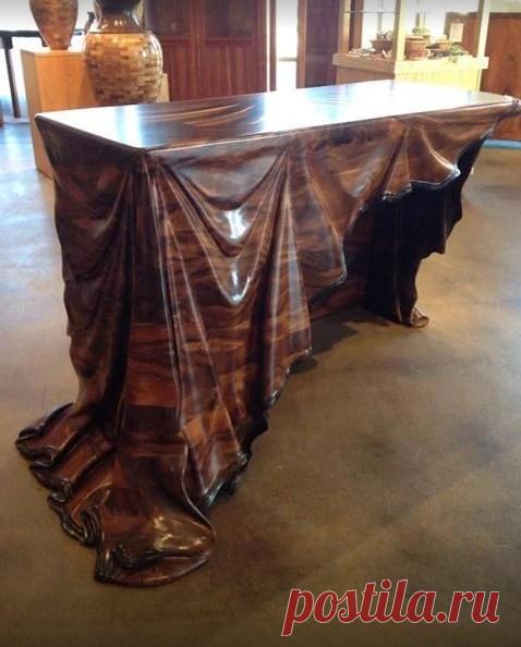 Стол вырезан из цельного куска дерева﻿