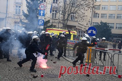 В Польше полицейские получили ранения на протестах фермеров. Во время протестов фермеров в Варшаве несколько сотрудников полиции были ранены. О столкновениях протестующих с правоохранителями сообщила Столичная комендатура полиции, добавив, что несколько человек уже задержаны. Кроме того, демонстранты предпринимали попытки прорваться через ограждения на территорию сейма Польши.
