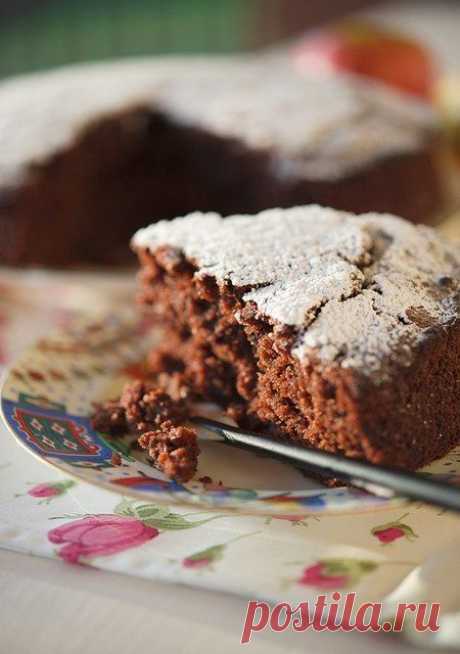 Быстрый пирог с шоколадом и яблоками.