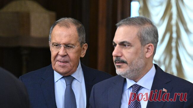 Источник рассказал, что Лавров и глава МИД Турции обсуждали по телефону
