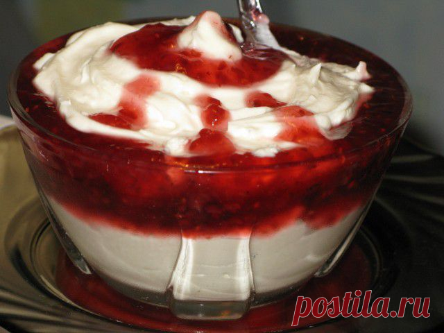 Десерт творожный с малиной.