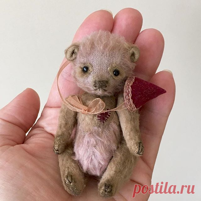 🙋🏼♀️Do you believe in Love at first sight? ❤️ I now believe 😍This crumb won the heart ❣, as soon as I accidentally saw it!  Not for sale!............................... ...............🙋🏼‍♀️Вы верите в Любовь с первого взгляда?❤️ Я теперь верю😍Этот кроха покорил сердце ❣, как только я его случайно увидела!.............................Спасибо @meshokmishek #bear  #minibear #miniatures #иньересно #интересное #тедди #теддик #малыш  #cutebabies #cutebear #amazing #amazing...