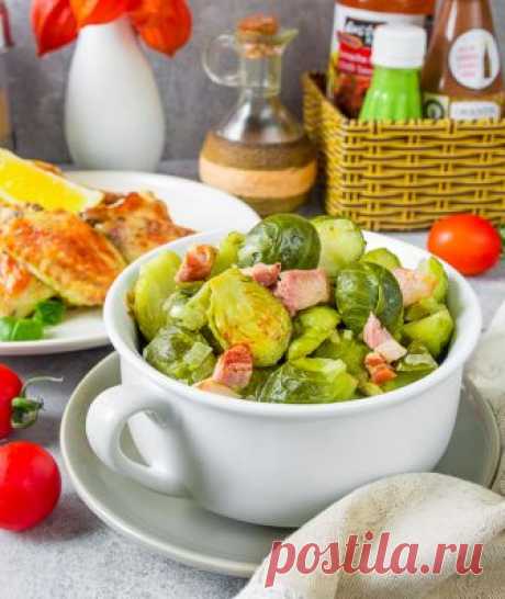 Брюссельская капуста с ветчиной на Вкусном Блоге Исправляю несправедливость, которая воцарилась в блоге по отношению к брюссельской капусте. Новый гарнир – теперь в сочетании с копченостями. Я использовала здесь обычную копчено-вареную ветчину, вы можете задействовать бекон. А если добавить сюда обжаренную курицу, то вместо гарнира может получиться полноценное основное блюдо 😉 Капусту бланшируем в течение 4 минут…
