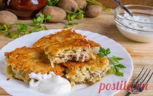 Драники с фаршем
Ингредиенты:

Картофель - 700 г
Мука - 1 стакан
Фарш свиной - 150 г
Яйцо куриное - 2 шт.
Лук репчатый - 1 шт.
Соль - по вкусу
Черный молотый перец - по вкусу


Приготовление:

1. Натираем на мелкой терке картошку и крупную луковицу
2. Добавляем обжаренный свиной фарш
3. Добавляем муку
4. Замешиваем драники до консистенции оладушков. Солим, перчим по вкусу.
5. Обжариваем на сковороде
6. Драники готовы!