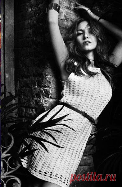 Белое платье простым узором.