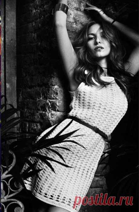 Белое платье простым узором.