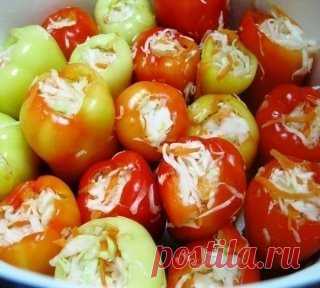 Перец фаршированный капустой в маринаде. Особенный рецепт! Это просто ооочень вкусно!
Понадобится:
Перец сладкий – 3кг
Капуста – 1 вилок весом 2,5кг
Морковка -2 шт
Чеснок 3-4 головки
Маринад на 1 литр воды надо:
Сахар -200гр
Соль -1 ст. ложка
Уксус 9% - 200мл.
Масло растительное -100мл.
1.Перец тщательно вымыть, удалить плодоножку и семечки. Капусту нашинковать , добавить натёртую морковку, п