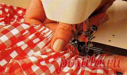 Кухонные занавески на петлях с воланами
Размер: для окна 1,0 х 1,20 м
Вам потребуется: для штор
Ткань в большую клетку красного и белого цвета 3,35 м шириной 1,5 м;
Ткань в маленькую клетку красного и белого цвета 1,70 м шириной 1,50 м;
Шторная тесьма с 5 нитями 3,05 м
Выкроить:
Для штор: 2 полотнища 140 см шириной 150 см, скруглив нижние края по выкройке;
Для петель: 18 отрезков размером 20 х 10 см
Для нижних воланов: 7 полос 10 х 150 см (подготовить 2 полосы 10 х 525 см);
Для завязок-бантов: 2