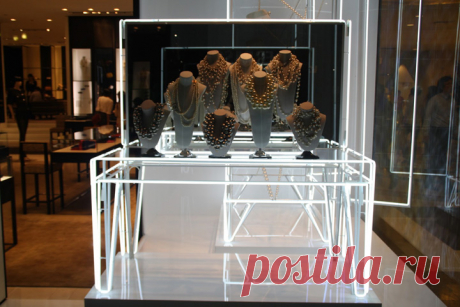 Chanel pearl windows, Singapore »  Retail Design Blog Pearls are one of the iconic objects from Chanel that become the favorite of Coco Chanel herself when it comes to jewelries. She was famous to wear rows of pearls necklace while wearing her, also infamous, boyish tweed jacket.