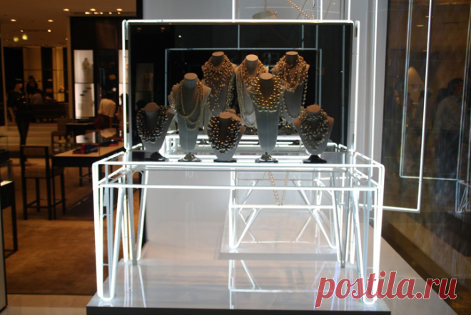 Chanel pearl windows, Singapore »  Retail Design Blog Pearls are one of the iconic objects from Chanel that become the favorite of Coco Chanel herself when it comes to jewelries. She was famous to wear rows of pearls necklace while wearing her, also infamous, boyish tweed jacket.