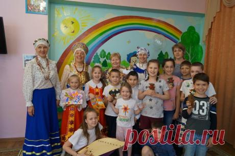 Творческая мастерская &quot;Свет&quot; выезжает и детские сады и в школы и в Приюты, где по окончании мы водим хоровод и проводим мастер-классы игре на гуслях и изготовлению игрушки своими руками.