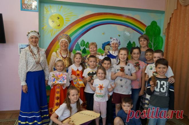 Творческая мастерская "Свет" выезжает и детские сады и в школы и в Приюты, где по окончании мы водим хоровод и проводим мастер-классы игре на гуслях и изготовлению игрушки своими руками.