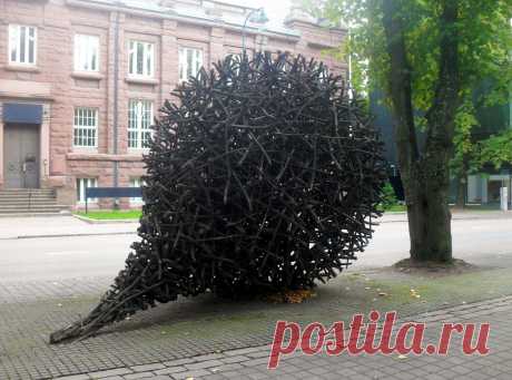 лежит груша,нельзя скушать)))