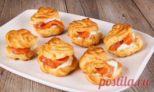 Лососевые профитроли

Закуски — важная часть меню. Правильно подобранные закуски позволяют не увеличить, а наоборот, уменьшить общую калорийность съеденного. Главное, чтобы они были сытные и полезные, как эти ржаные профитроли.
Ингредиенты:
100 г (180 мл) ржаной муки, 180 мл воды, 2 ст. л. рафинированного растительного масла, 2 яйца, 150 г творога, 80 г соленого лосося или семги, 20 г красной икры, мелко нарезанная зелень — 1 ст. л.
Приготовление:
1. В кастрюлю с толстым д...